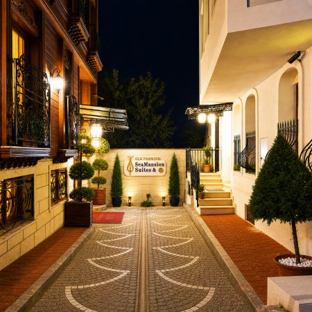 entrance_11190.jpg